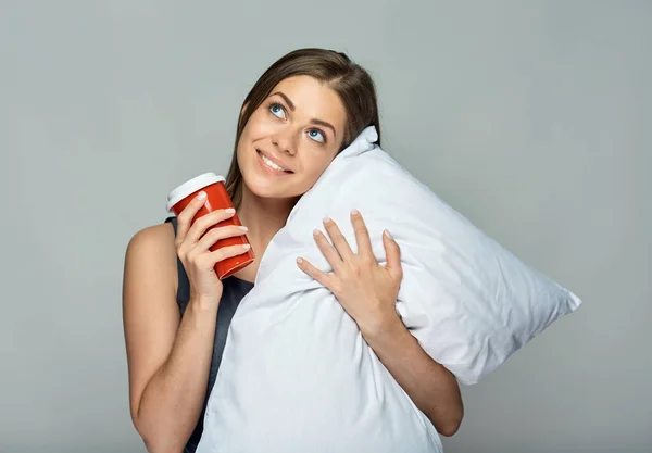 Mujer de negocios sosteniendo almohada con taza de café mirando hacia arriba . —  Fotos de Stock