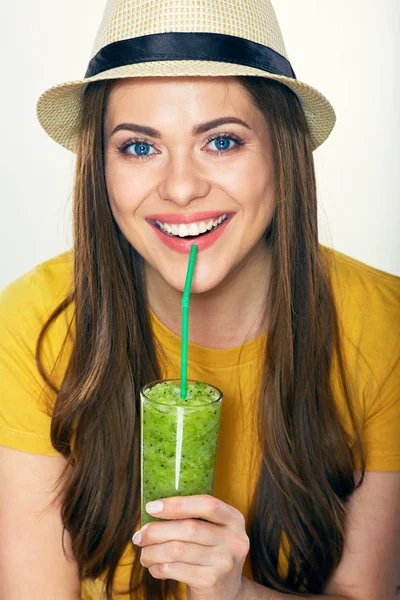 Face portrait of smiling woman holding green smoothie — Stock Photo, Image