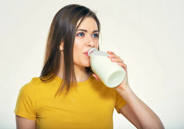 年轻女子从瓶子里喝牛奶. — 图库照片