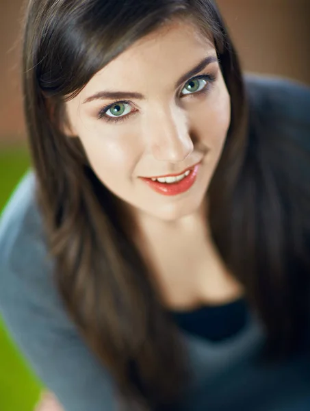 Primer retrato de cara de hermosa adolescente sonriente . — Foto de Stock