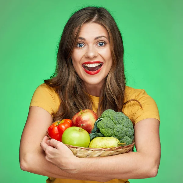 sağlıklı gıda ile hasır sepet tutan dişlek gülümseyen kadın 