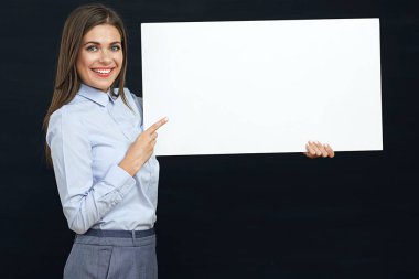 İş kadını boş tahtada işaret. 