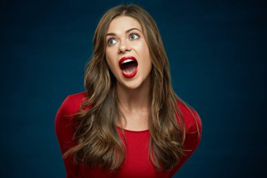 Komik surat kadın portre mavi zemin üzerine.