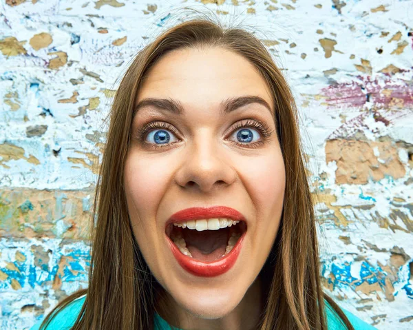 Felice volto divertente di giovane donna — Foto Stock