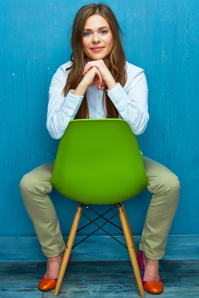 Una joven sentada en una silla. Chica sonriente —  Fotos de Stock