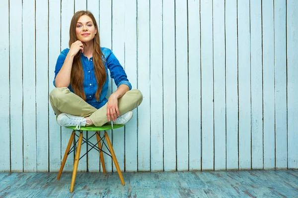 Retrato de corpo inteiro da menina hipster sentada na cadeira . — Fotografia de Stock