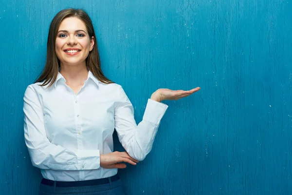 Mujer de negocios sonriente presentando la mano vacía con su producto . —  Fotos de Stock