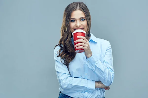 Χαμογελώντας επιχειρήσεων γυναίκα πίνει καφέ από το καφέ κόκκινο γυαλί — Φωτογραφία Αρχείου