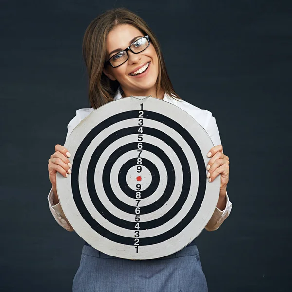 Sorridente donna d'affari in possesso di nero bianco obiettivo . — Foto Stock