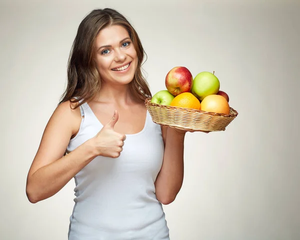 Smiling woman show thumb and holding straw basket with aooles an — Stock Photo, Image