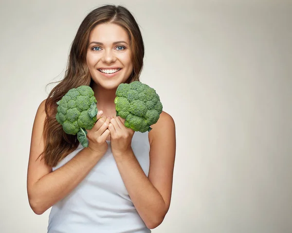 Broccoli is gezonde voeding. Mooie lachende vrouw gezonde lifest — Stockfoto