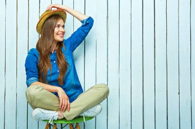 Sandalyede oturan güzel genç hippi kız.