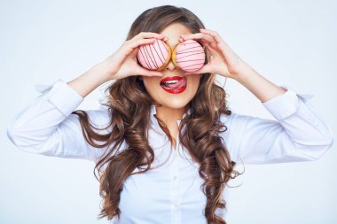 Pasta gözlerinin önünde tutan genç kadın.