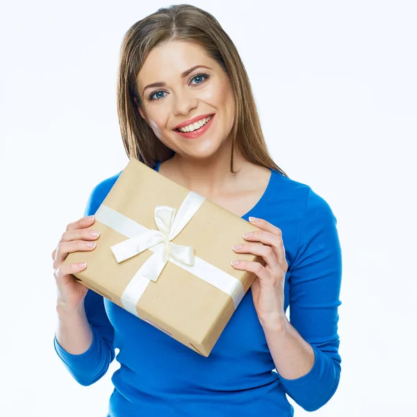 Mujer sonriente vestida casual sosteniendo caja de regalo. Aislado . —  Fotos de Stock