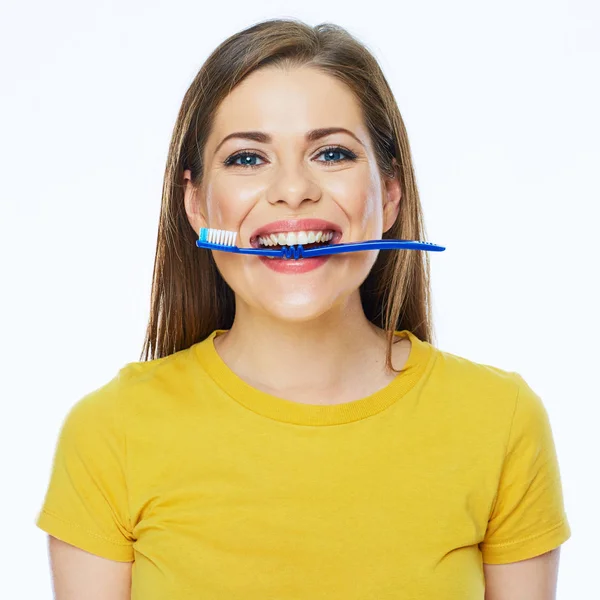 滑稽的女人用牙齿刷. — 图库照片