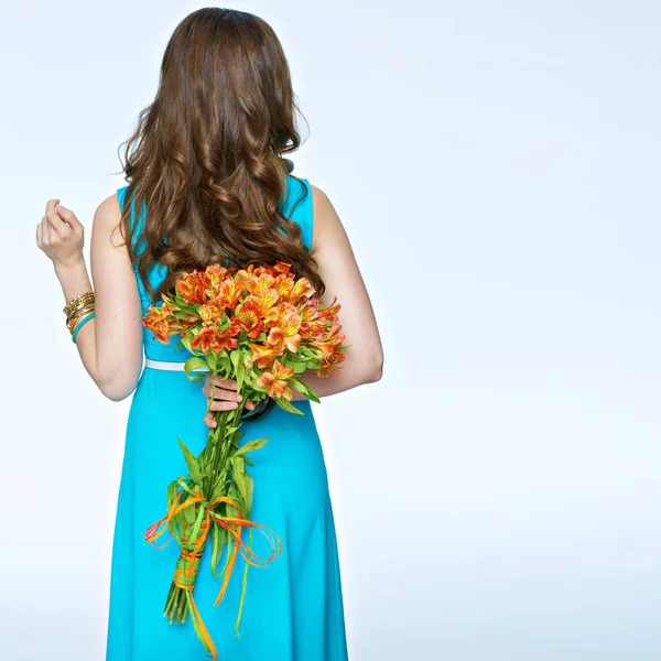 Çiçekli beyaz zemin üzerinde duran kadın.