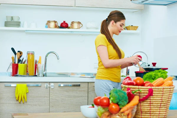 Glückliche Frau, die zu Hause Essen kocht. — Stockfoto