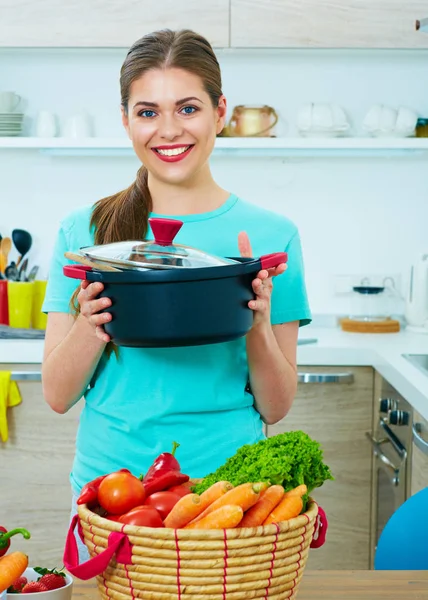 Mujer feliz cocina en casa cocina . — Foto de Stock