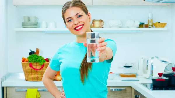 Sorridente giovane donna che tiene il bicchiere d'acqua . — Foto Stock