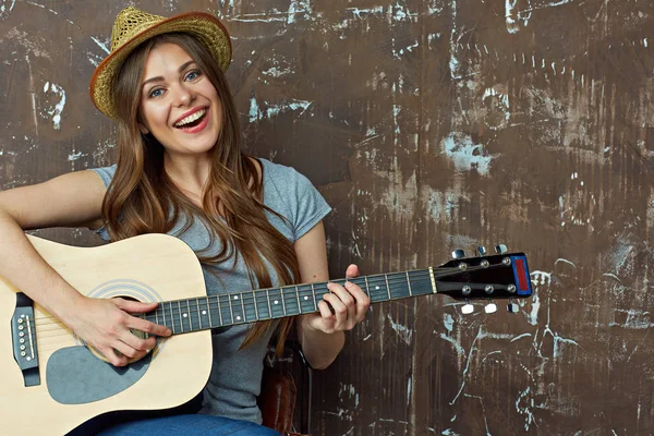 Schöne Mädchen spielen Musik mit der Gitarre. — Stockfoto