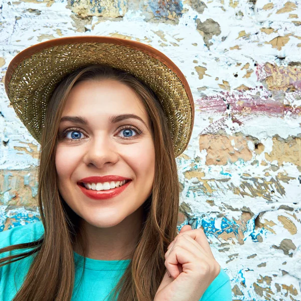 Faccia divertente di donna felice sul muro d'epoca — Foto Stock