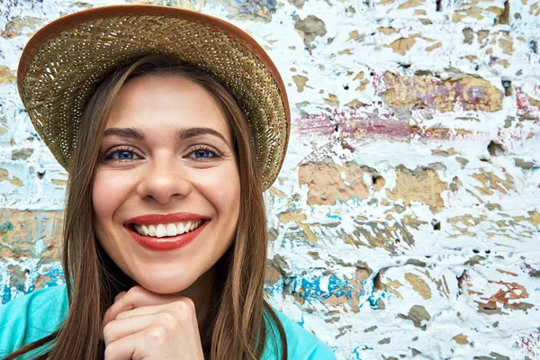 Faccia divertente di donna felice sul muro d'epoca — Foto Stock