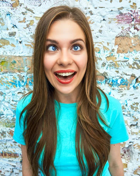 Kadın komik yüzünü kapatmak 