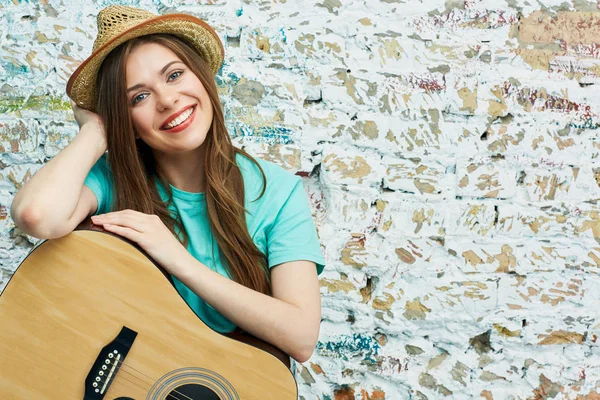 Porträtt av unga toothy leende kvinna med gitarr — Stockfoto