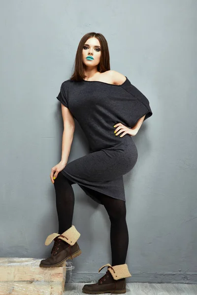 Sexig ung kvinna poserar på mot grå — Stockfoto