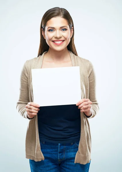 Glimlachend casual geklede vrouw houd witte leeg teken boord. — Stockfoto