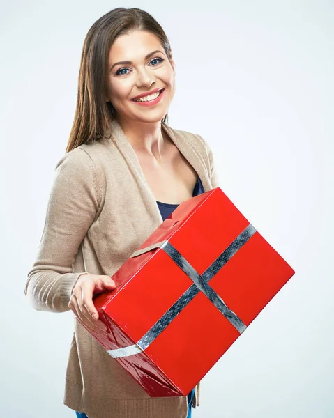 Uśmiechnięta kobieta trzymać czerwone pudełko. — Zdjęcie stockowe
