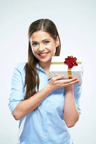 Usmívající se žena přítomen Dárková krabice s červenou stužkou. — Stock fotografie