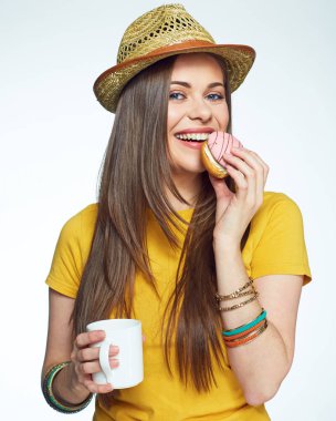 Pasta ile gülümseyen kadın tutun kahve Kupası.