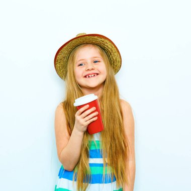 Küçük kız portre hippi tarzı ile kırmızı kahve g gülümseyen