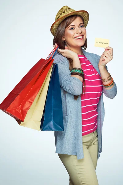 微笑女人持有信用卡的购物袋. — 图库照片