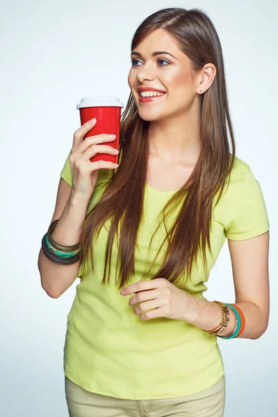 Mujer joven sonriente posando sobre fondo blanco con taza de café . —  Fotos de Stock