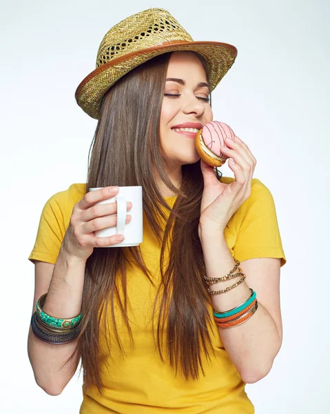 Leende kvinna håll kaffe kopp med tårta. — Stockfoto