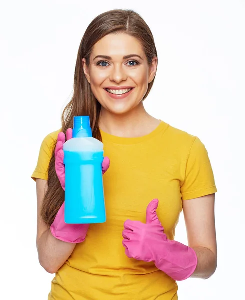 Mujer sonriente sosteniendo botella de química para limpiar la casa sh — Foto de Stock