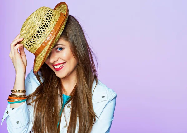 Gülümseyen kadın. Portre Menekşe arka plan üzerinde. Güzellik