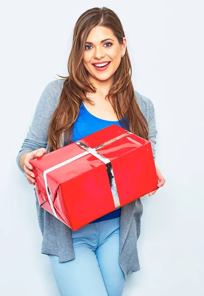 Lächelnde emotionale Frau hält Geschenkbox. großes Lächeln mit Zähnen. em — Stockfoto