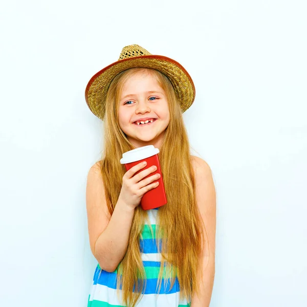 Sorrindo menina criança em estilo hipster de pé contra isol branco — Fotografia de Stock