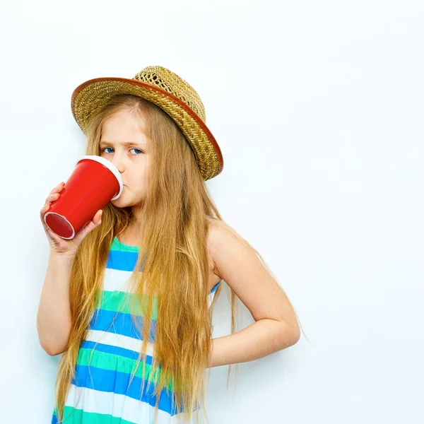 Little Girl drinken koffie als volwassene. — Stockfoto