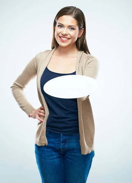 S úsměvem příležitostné oblečená žena drží prázdný talíř. — Stock fotografie