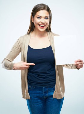 Kadın tutun beyaz boş tabela gülümseyerek. Noktası parmak kartındaki