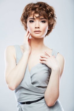 Moda stil st, poz kısa kıvırcık saçlı genç modeli