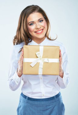  Beyaz arka plan izole eğilim ile gülümseyen kadın portresi