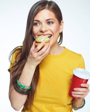  Beyaz arka planda soyutlanmış gülümseyen genç kadın.