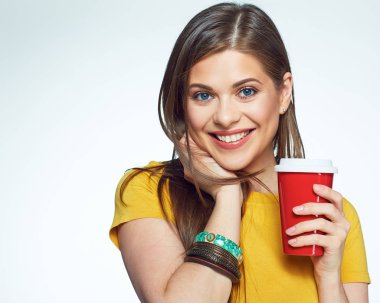 Gülümseyen kız beyaz arka plan kırmızı kahve fincanı ile poz.