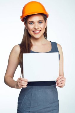 Gülümseyen mimar kadın tutun boş tabela. 