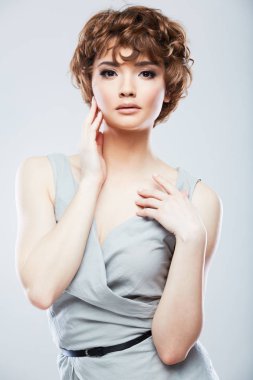 Moda stil st, poz kısa kıvırcık saçlı genç modeli